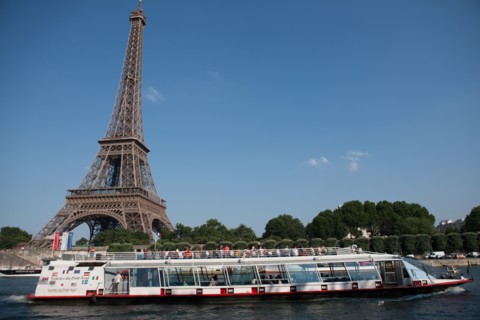 France, Region Ile de France, Paris 16e arrondissement, quai de Seine, entre pont de Bir-Hakeim et pont d'Iena, Tour Eiffel, peniches a quai,