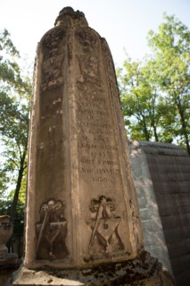 France, Region Ile de France, Paris 20e arrondissement, cimetiere du Pere Lachaise, 28e division, sepulture des architectes Bernier, Percier et Fontaine, stele avec des symboles maconniques dessines p...