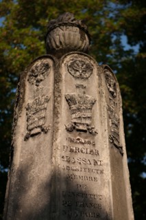 France, Region Ile de France, Paris 20e arrondissement, cimetiere du Pere Lachaise, 28e division, sepulture des architectes Bernier, Percier et Fontaine, stele avec des symboles maconniques dessines p...