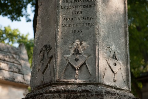 France, Region Ile de France, Paris 20e arrondissement, cimetiere du Pere Lachaise, 28e division, sepulture des architectes Bernier, Percier et Fontaine, stele avec des symboles maconniques dessines p...