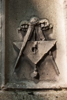 France, Region Ile de France, Paris 20e arrondissement, cimetiere du Pere Lachaise, 28e division, sepulture des architectes Bernier, Percier et Fontaine, stele avec des symboles maconniques dessines p...