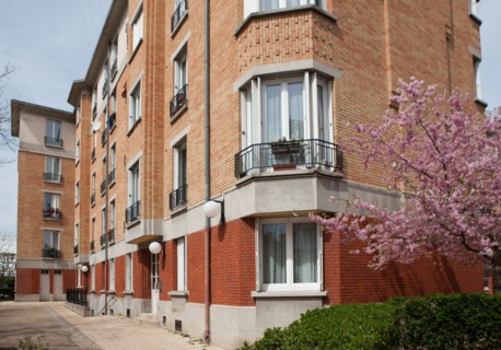 France, Region Ile de France, Hauts de Seine, Suresnes, cite jardin, arbres en fleur,