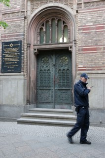 Allemagne, Germany, Berlin, Scheunenviertel, quartier des Granges, ancienne synagogue, policier