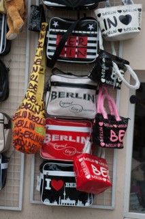 Allemagne, Germany, Berlin, Scheunenviertel, quartier des Granges, boutique de souvenirs