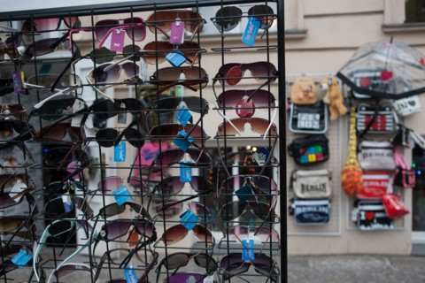 Allemagne, Germany, Berlin, Scheunenviertel, quartier des Granges, boutique de souvenirs, lunettes de soleil sur un presentoir.