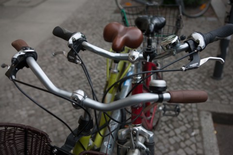 Allemagne, Germany, Berlin, Scheunenviertel, quartier des Granges, velo sur paves,