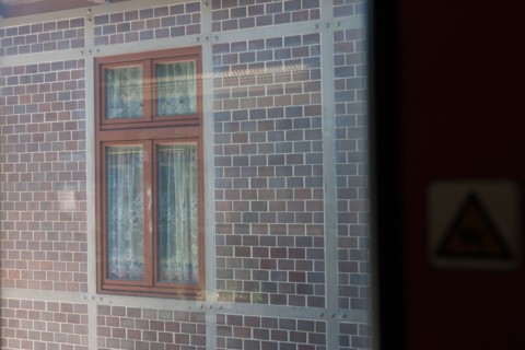 Allemagne (Germany), Berlin, Prenzlauer Berg, facade en brique, vue depuis le metro, S-Bahn, transport urbain,