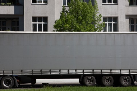 Allemagne (Germany), Berlin, Friedrichshain, immeuble, ancien Berlin Est, camion semi-remorque gare en ville,