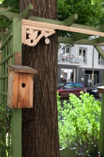 Allemagne (Germany), Berlin, Friedrichshain, immeuble, ancien Berlin Est, nichoir a oiseaux, rue,