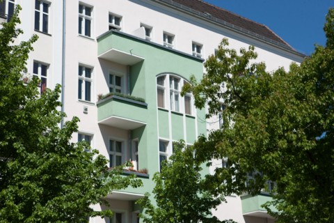 Allemagne (Germany), Berlin, Friedrichshain, immeuble, ancien Berlin Est, facade et arbres,
