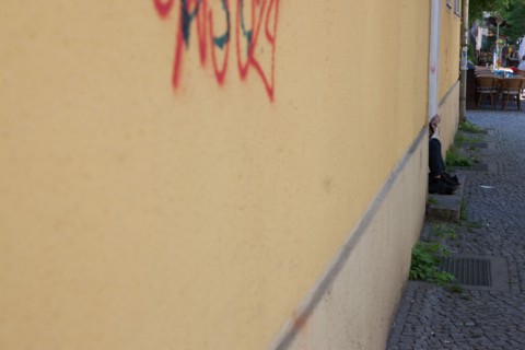 Allemagne (Germany), Berlin, Friedrichshain, immeuble, ancien Berlin Est, jeune punk assise devant une porte,