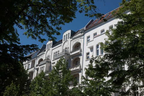 Allemagne (Germany), Berlin, Friedrichshain, immeuble, ancien Berlin Est, facade et arbres,