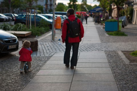 Allemagne (Germany), Berlin, Prenzlauer Berg, Oderberger Strasse, enfant a velo su rle trottoir,