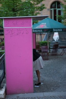 Allemagne (Germany), Berlin, Prenzlauer Berg, Kulturbrauerei, complexe culturel associatif, jeune femme depassant d'un photomaton,