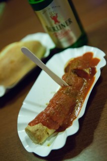 Allemagne (Germany), Berlin, Prenzlauer Berg, Kulturbrauerei, street food, Curry Wurst, saucisse,