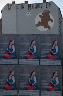 Allemagne (Germany), Berlin, Penzlauer Berg, Prenzlauer Allee, rue, mur, affiches, ours