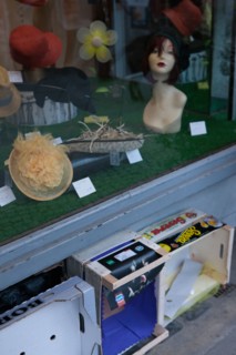Allemagne (Germany), Berlin, Prenzlauer Berg, Prenzlauer Allee, rue, vitrine, chapeaux et cageots,