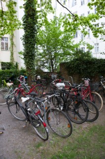 Allemagne (Germany), Berlin, Prenzlauer Berg, Gaudy Strasse, velos dans une residence,