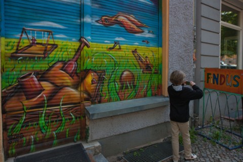 Allemagne (Germany), Berlin, Prenzlauer Berg, rue, rideau de fer, enfant photographiant, findus,