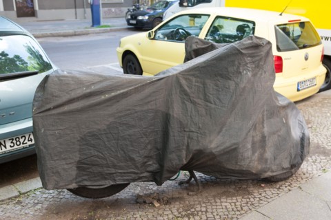 Allemagne (Germany), Berlin, Prenzlauer Berg, rue, moto sous une bache,