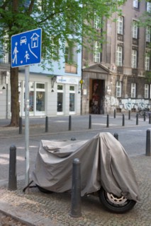 Allemagne (Germany), Berlin, Prenzlauer Berg, rue, moto sous une bache,