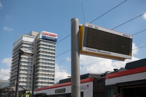 Allemagne, Germany, Berlin, Alexanderplatz, place, tramway et panneau indicateur,