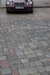 Allemagne (Germany), Berlin, Bernauer Strasse, Mur de Berlin, autour du memorial du mur, voiture, calandre de Mercedes Benz