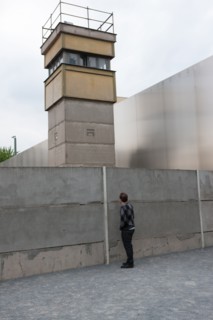 Allemagne (Germany), Berlin, Bernauer Strasse, Mur de Berlin, autour du memorial du mur, homme regardant au travers, mirador