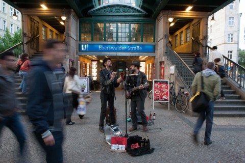 Allemagne (Germany), Berlin, Prenzlauer Berg, sous le metro, S-Bahn, Eberswalder Strasse, musiciens de rue,