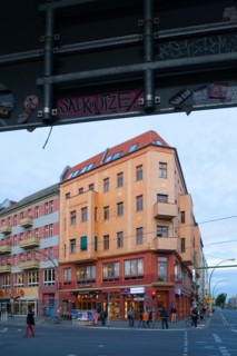 Allemagne (Germany), Berlin, Prenzlauer Berg, sous le metro, S-Bahn, Eberswalder Strasse, carrefour, immeubles, panneaux