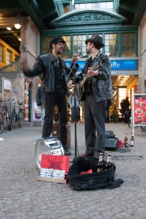 Allemagne (Germany), Berlin, Prenzlauer Berg, sous le metro, S-Bahn, Eberswalder Strasse, musiciens de rue,