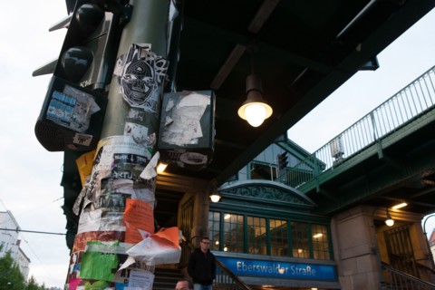 Allemagne (Germany), Berlin, Prenzlauer Berg, sous le metro, S-Bahn, Eberswalder Strasse, musiciens de rue,
