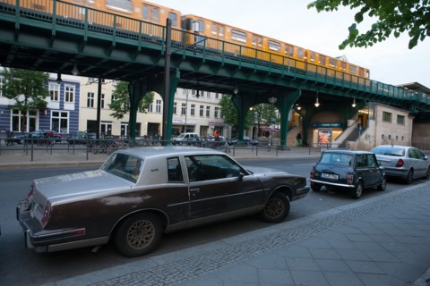 Allemagne (Germany), Berlin, Prenzlauer Berg, sous le metro, S-Bahn, Eberswalder Strasse, voitures
