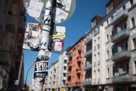 Allemagne (Germany), Berlin, Friedrichshain, immeuble, ancien Berlin Est, signes de ville, panneau, autocollants,