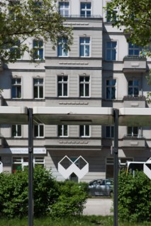 Allemagne (Germany), Berlin, Friedrichshain, immeuble, ancien Berlin Est, facades d'immeubles, arret de tramway,