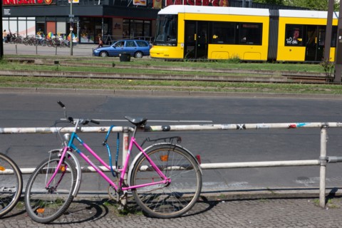 Allemagne (Germany), Berlin, Friedrichshain, immeuble, ancien Berlin Est, arret de tramway, rue, velo,