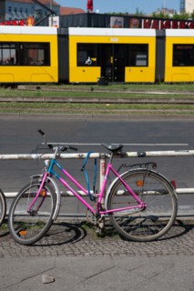Allemagne (Germany), Berlin, Friedrichshain, immeuble, ancien Berlin Est, arret de tramway, rue, velo,