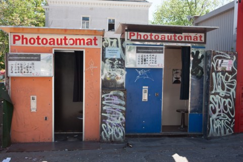 Allemagne (Germany), Berlin, Friedrichshain, immeuble, ancien Berlin Est, cabines photomaton, graffiti,
