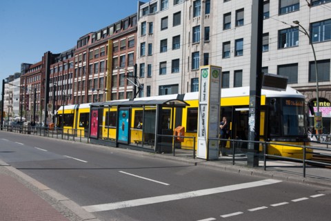 Allemagne (Germany), Berlin, Friedrichshain, immeuble, ancien Berlin Est, arret de tramway,