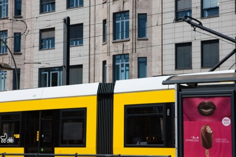 Allemagne (Germany), Berlin, Friedrichshain, immeuble, ancien Berlin Est, arret de tramway,