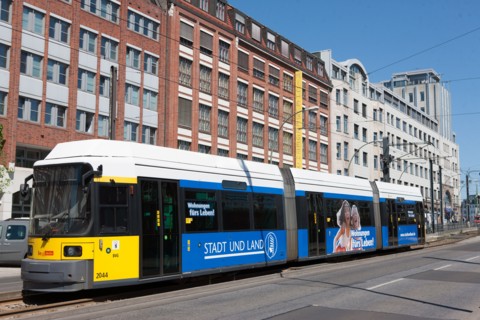 Allemagne (Germany), Berlin, Friedrichshain, immeuble, ancien Berlin Est, arret de tramway,