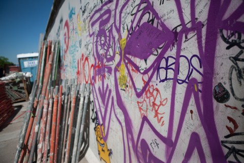 Allemagne (Germany), Berlin, Friedrichshain, immeuble, ancien Berlin Est, East Side Gallery, artistes ayant realise des oeuvres sur le mur,