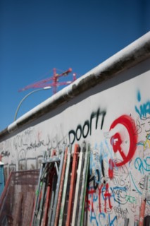 Allemagne (Germany), Berlin, Friedrichshain, immeuble, ancien Berlin Est, East Side Gallery, artistes ayant realise des oeuvres sur le mur,