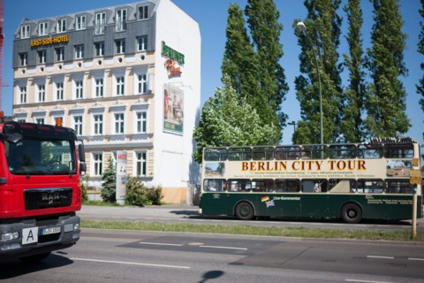 Allemagne (Germany), Berlin, Friedrichshain, immeuble, ancien Berlin Est, East Side Gallery, artistes ayant realise des oeuvres sur le mur,