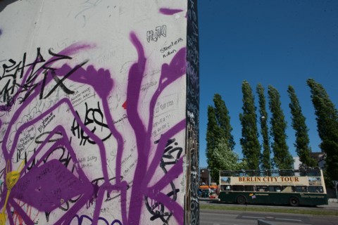 Allemagne (Germany), Berlin, Friedrichshain, immeuble, ancien Berlin Est, East Side Gallery, artistes ayant realise des oeuvres sur le mur,