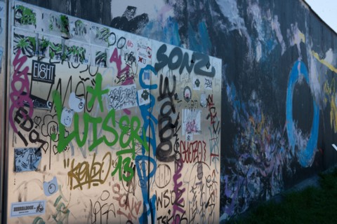 Allemagne (Germany), Berlin, Friedrichshain, immeuble, ancien Berlin Est, East Side Gallery, artistes ayant realise des oeuvres sur le mur,