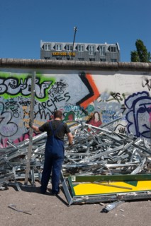 Allemagne (Germany), Berlin, Friedrichshain, immeuble, ancien Berlin Est, East Side Gallery, artistes ayant realise des oeuvres sur le mur,