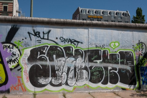 Allemagne (Germany), Berlin, Friedrichshain, immeuble, ancien Berlin Est, East Side Gallery, artistes ayant realise des oeuvres sur le mur,