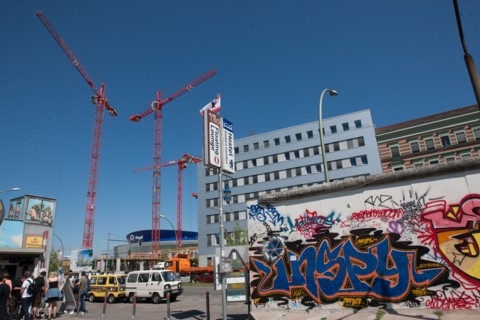 Allemagne (Germany), Berlin, Friedrichshain, immeuble, ancien Berlin Est, East Side Gallery, artistes ayant realise des oeuvres sur le mur,