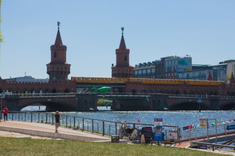 Allemagne (Germany), Berlin, Friedrichshain, immeuble, ancien Berlin Est, Oberbaumbrucke
